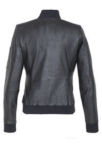 Černá kožená bomber bunda s žebrovaným límcem a manžetami, hladkým povrchem, bez viditelného kování a s přiléhavým pasem. Zobrazeno ze zadní strany.