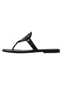 Sandales thong noires avec une semelle plate, un dessus texturé avec des découpes, et un accent en ton doré sur la bride.