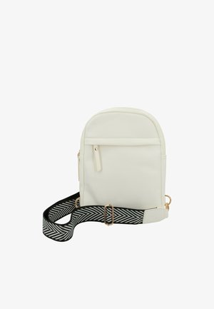 Zaino piccolo color avorio con tasca frontale con zip e tracolla regolabile con motivo a chevron bianco e nero a strisce larghe.