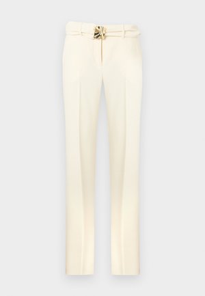 Κρεμ χρώματος παντελόνια με ραμμένη εφαρμογή και ζώνη με χρυσούς μεταλλικούς κρίκους, ίσια μπατζάκια και απαλή, λεία υφή.