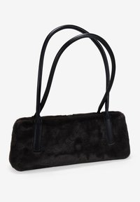 Bolso de pelo sintético negro con dos largas asas de cuero negro, de forma rectangular y textura suave. Diseñado para facilitar el transporte y el estilo.
