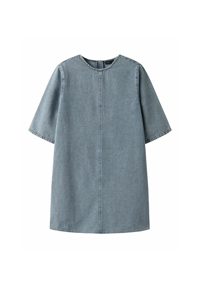 Robe en denim bleu clair avec des manches courtes, un col rond et une silhouette droite. Présente des détails de coutures visibles et un ourlet qui tombe au milieu de la cuisse.