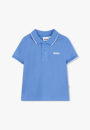 Polo shirt bleu clair avec une texture douce, présentant un col classique, trois boutons et un logo blanc sur la poitrine.