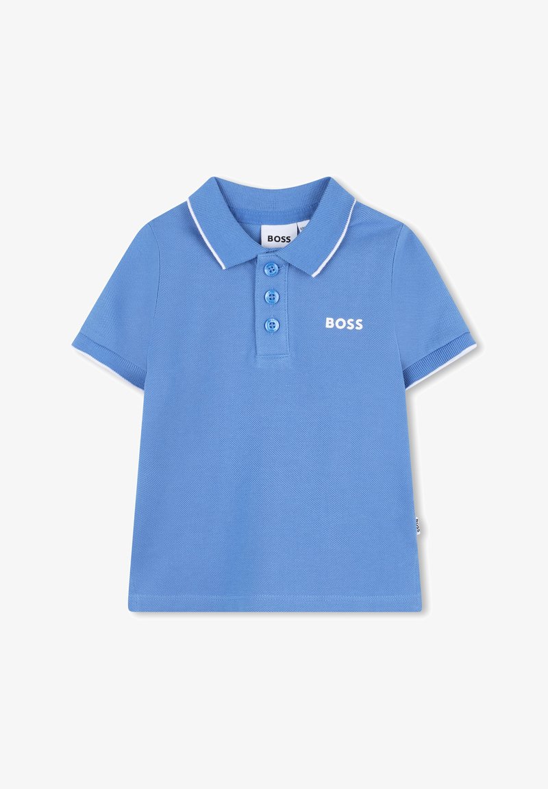 Polo shirt bleu clair avec une texture douce, présentant un col classique, trois boutons et un logo blanc sur la poitrine.