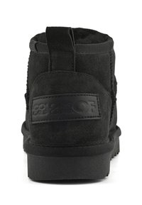 Svart mocka ankelboot sett från baksidan med dragflik och "Colors of California" präglat på hälplattan.