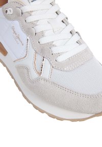Lichtgrijs en witte sneaker met een mix van suède en mesh materialen. Heeft een vetersluiting, stikdetails en een beige rubberen zool.