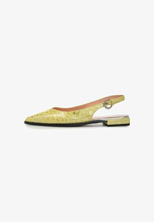 Geel slingback platte schoen met puntige neus, een gestructureerde afwerking en een decoratieve zilveren bolgesp op het enkelriempje.