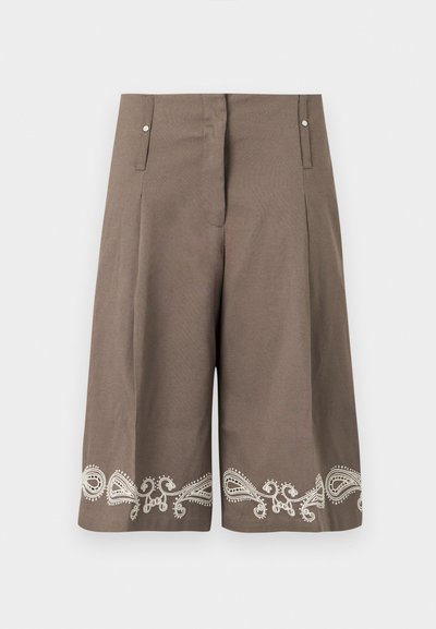 Καφέ σορτς μέχρι το γόνατο με εμπρόσθιες τσέπες και λευκά κεντημένα σχέδια πεϊσλί κατά μήκος του τελειώματος.