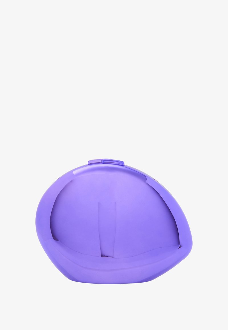 Kurviga lila plaststolar med en slät yta, rundade kanter och en fördjupad ryggstöd för komfort. Utformad för avslappnad användning.