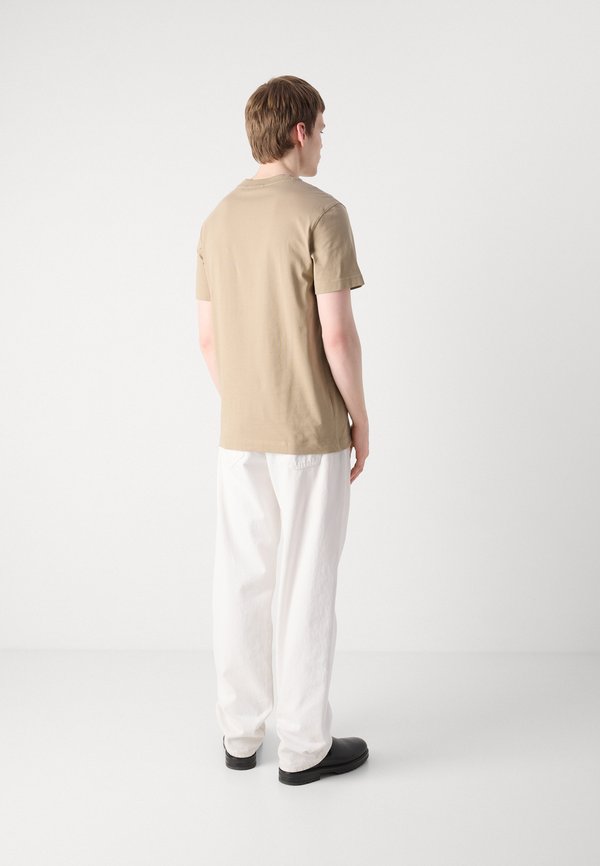 WOVEN LABEL REGULAR TEE - Basic T-shirt - tree house4