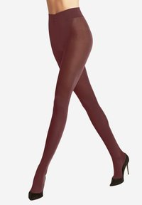 Bordeaux panty's gemaakt van zacht, glad materiaal met een hoge taille, met een ribbelstructuur en een aansluitend ontwerp. Gecombineerd met zwarte hoge hakken.