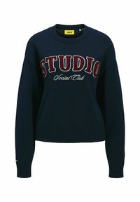 Tumši zils adīts džemperis ar apaļu kakla izgriezumu. Ar pārspīlētu bordo krāsas uzrakstu "STUDIO" un "Social Club". Rievotas piedurknes un apakšmala.