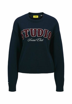 Mørkeblå strikket sweatshirt med rund hals. Har oversized burgunder-tekst "STUDIO" og "Social Club." Ribbet manchetter og kant.