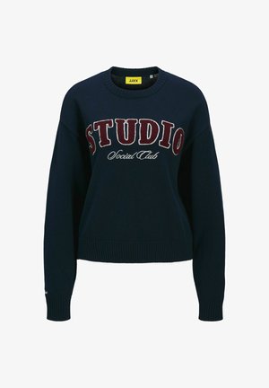 Dunkelblaues gestricktes Sweatshirt mit Rundhalsausschnitt. Mit übergroßer burgunderfarbener Schrift "STUDIO" und "Social Club". Rippbündchen an den Ärmeln und am Saum.