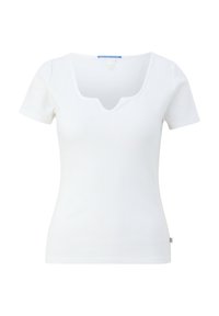 Vit kortärmad topp med ribbad struktur och rundad halsringning. Tagg synlig på baksidan, med en diskret sidologotyp.