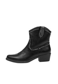 Bota de vaquero tobillera de cuero negro con tachuelas plateadas, costuras decorativas y un tacón bajo apilado.