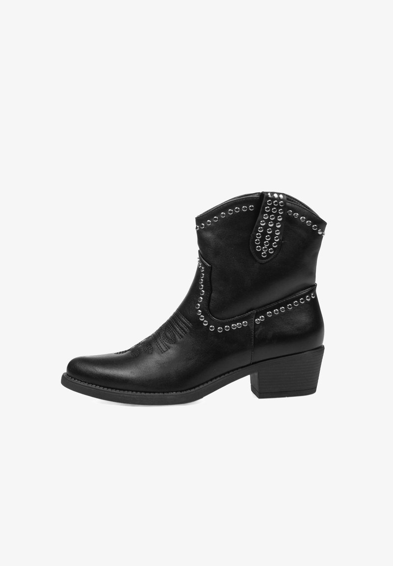 Bota de vaquero tobillera de cuero negro con tachuelas plateadas, costuras decorativas y un tacón bajo apilado.