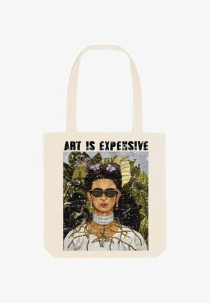 Tote bag met kunstwerk van een vrouw die een zonnebril draagt, sieraden, en een halsketting van doornen, met grote groene bladeren erachter en de tekst "KUNST IS DUUR."