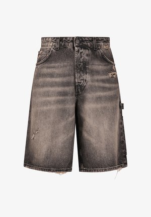 Mustat haalistuneet farkkushortsit, joissa on kulutettuja yksityiskohtia, useita taskuja, nappikiinnitys ja rispaantuneet reunat.