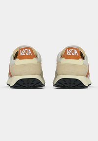 Veja-sneakers med et fargevalg i beige og oransje, laget av semsket skinn og mesh, med rund tå og svarte gummisåler.