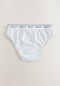 Sive bombažne hlačke z belim elastičnim pasom, na katerem je ponovljen logotip "NEXT" v črni barvi. Gladka tekstura, klasičen kroj.