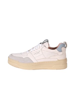 Sneaker bianco e grigio con superficie testurizzata, chiusura con lacci, collo imbottito e suola in gomma beige, dotata di un linguetta sul tallone.