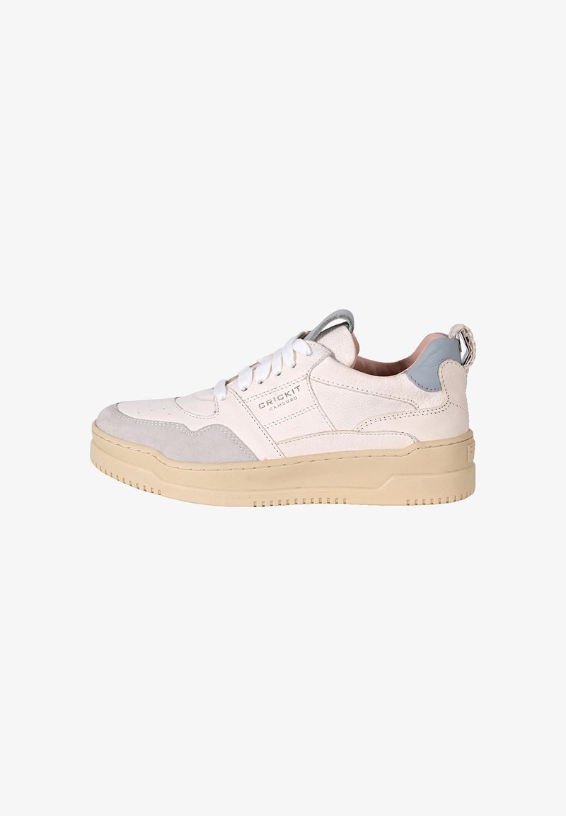 Sneaker bianco e grigio con superficie testurizzata, chiusura con lacci, collo imbottito e suola in gomma beige, dotata di un linguetta sul tallone.