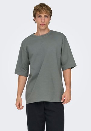 Graues Baumwoll-T-Shirt mit kurzen Ärmeln, lockerem Schnitt und Rundhalsausschnitt. Glatte Textur mit minimalen Details.