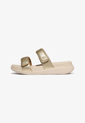 Gouden metalen slide-sandalen met twee verstelbare banden, een lichtbeige zool en een gevoerd voetbed. Kenmerkt zich door een gladde textuur en eenvoudig ontwerp.