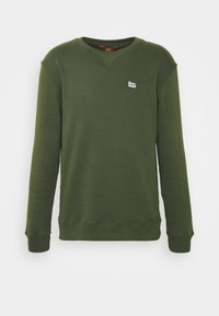 Sudadera verde oliva con cuello redondo, mangas largas y puños de canalé. Presenta un pequeño logo blanco de "Lee" en el pecho. Textura suave.