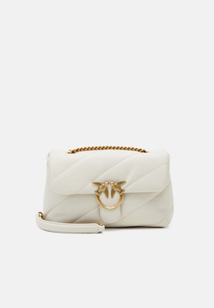 Quilted weiße Lederhandtasche mit einer goldenen Kettenriemen und einem runden goldenen Hardware-Akzent mit zwei Vogel-Designs auf der Vorderseite.