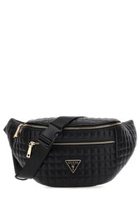 Borsa a cintura nera trapuntata Guess con cerniere dorate, tracolla regolabile e patch con logo triangolare sulla tasca frontale.