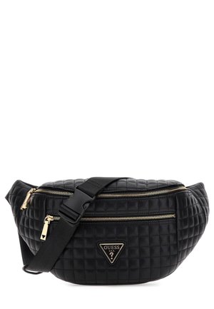 Borsa a cintura nera trapuntata Guess con cerniere dorate, tracolla regolabile e patch con logo triangolare sulla tasca frontale.
