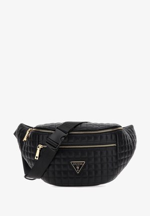 Czarna pikowana nerka marki Guess z złotymi zamkami, regulowanym paskiem i trójkątną łatą logo na przedniej kieszeni.