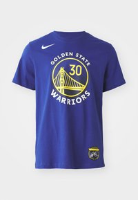 Tricou din bumbac albastru cu un logo rotund ce prezintă un design cu pod, textul "GOLDEN STATE WARRIORS" și un '30' galben. Logo-ul Nike pe umăr.