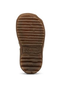 Hnědá gumová podrážka s texturovanými liniemi, zaoblenými okraji a vyraženým logem. Pevná konstrukce pro lepší přilnavost a odolnost.