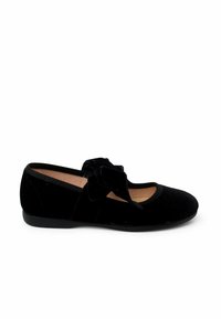 Bailarinas de terciopelo negro con punta redonda, suela plana y un detalle decorativo de lazo en la parte frontal. Textura suave, diseño minimalista.
