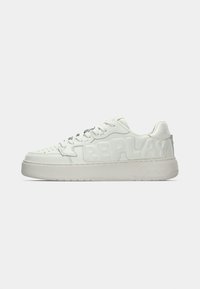 Witte leren sneaker met verhoogd "REPLAY" logo aan de zijkant, ronde neus, veterluiting aan de voorkant en een rubberen zool met structuur.