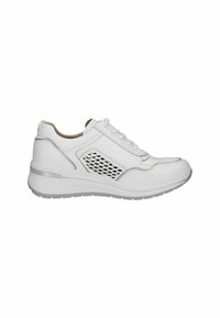 Sneakers bianchi in pelle con pannello in rete, punta arrotondata e suola in gomma rialzata. Le caratteristiche includono una chiusura con lacci e decorazioni minime.