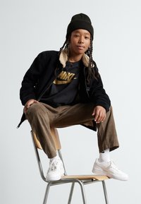 Nike Sportswear TEE FUTURA UNISEX - Triko s potiskem - black/metallic gold