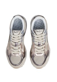 Par bež i metaliziranih mrežastih tenisica s bijelim vezicama, brendirane "Pepe Jeans London" na jeziku, prikazane odozgo na bijeloj pozadini.