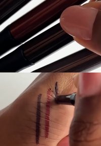 Drei dunkle, schlanke Make-up-Stifte vor hellem Hintergrund, mit Farbmustern in Rot und Schwarz auf einer Hand aufgetragen.