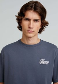 Scalpers Triko s potiskem - dark navy