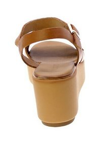 Sandali platform in pelle marrone con due fettucce sottili e dettaglio con fibbia. Suola liscia e design con punta rotonda.
