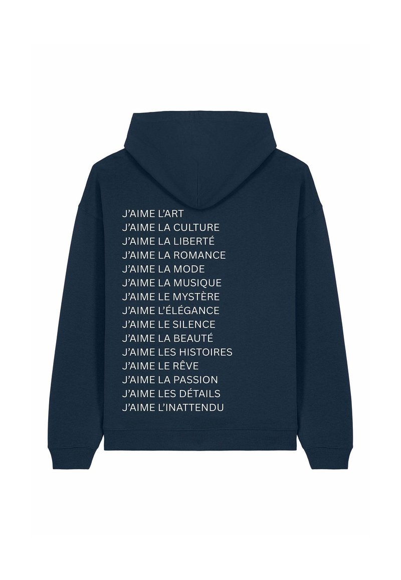 Felpa blu navy con una tasca a marsupio, caratterizzata da testo bianco in francese, che elenca verticalmente vari termini espressivi lungo la schiena.