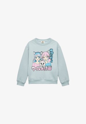 Hellblaues Sweatshirt mit einem Comic-Stil-Druck von zwei Charakteren mit Tierohren und einer Katze, sowie stilisiertem Text in Schwarz und Blau.