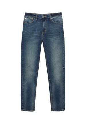 Jeans in denim blu con tasche frontali, passanti per cintura e dettagli sbiaditi su cosce e ginocchia, distesi su uno sfondo bianco.