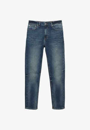 Jeans in denim blu con tasche frontali, passanti per cintura e dettagli sbiaditi su cosce e ginocchia, distesi su uno sfondo bianco.