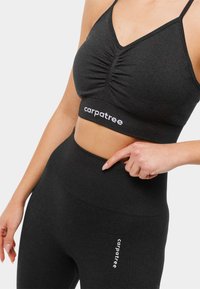 Carpatree ALLURE SEAMLESS  - Neliela atbalsta sporta krūšturis - metallic black