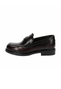 Mocassino in pelle bordeaux scuro, elegante e con punta arrotondata, fessura per monete tradizionale, cuciture sottili e tacco in gomma nera basso.